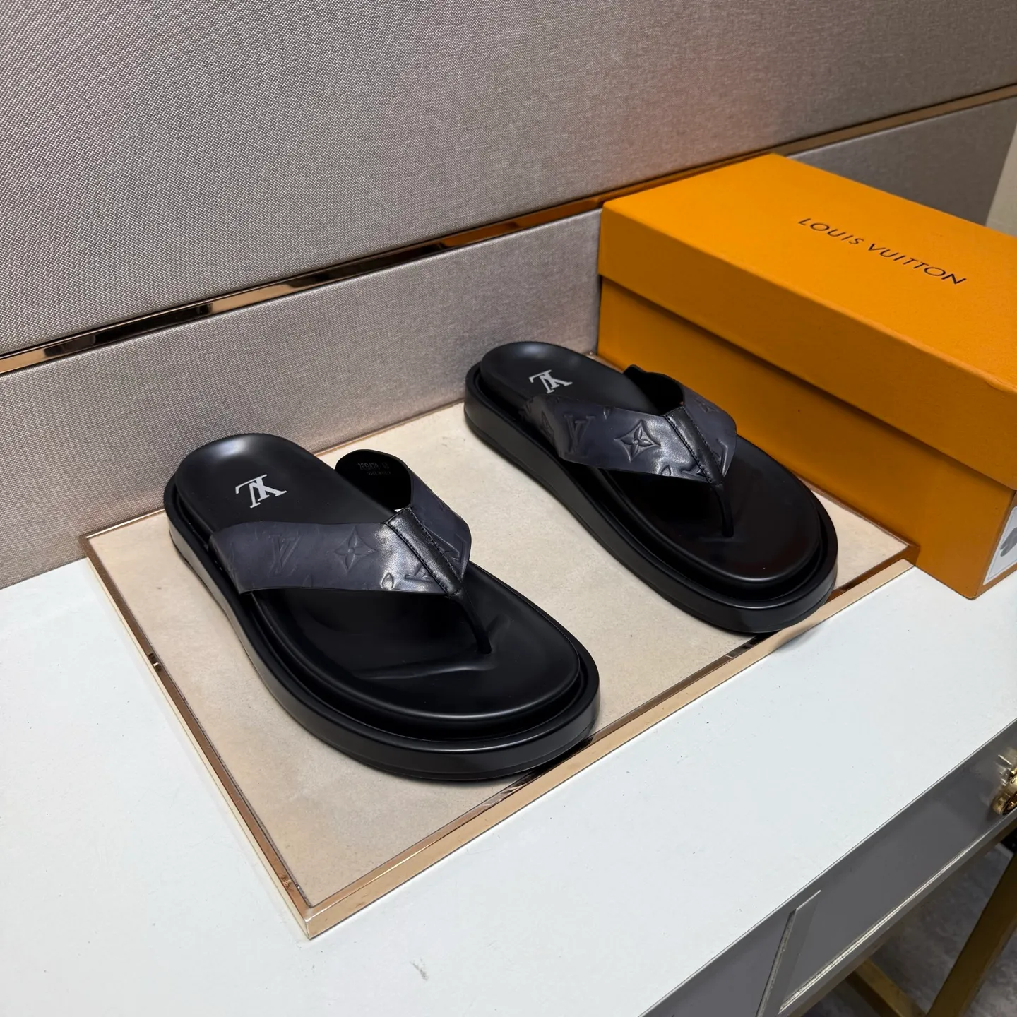 ⬛️Men's shoes 💰p400 [LV～] Men's casual slippers 2025z cabinet sales simultaneously 🔶Size: 39-44#️⃣ 🔷4 colors🔜The upper is made of cowhide stitching➕Genuine leather lining, comfortable and breathable, sole: original comfortable and wear-resistant outsole, ⚠️Real 📱Photographed🎬The real thing is better📢📢📢